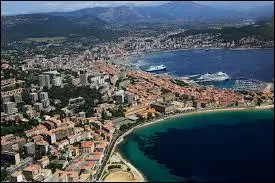 Laquelle de ces communes françaises a pour surnom « la Cité impériale » ?