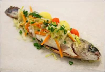 Poisson en papillote qui est très bien présenté :