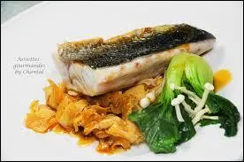 Quel légume vert accompagne ce filet de bar ?