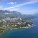 C'est la troisième ville thermale française, nichée au coeur des montagnes, unissant lac et forêt.