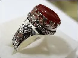 De quoi est surmontée, sur cette photo, la bague nommée Agiq, portée par certains musulmans ?