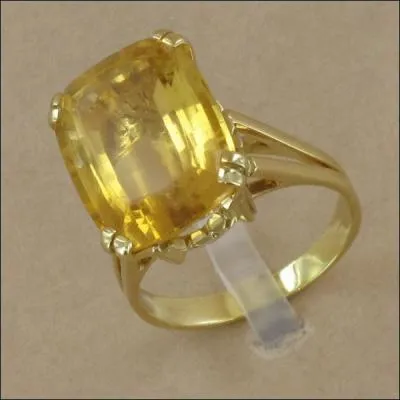 Quel est le nom de la pierre surmontant cette bague ?