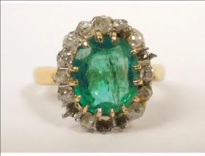 De quelle pierre est surmontée cette bague ?