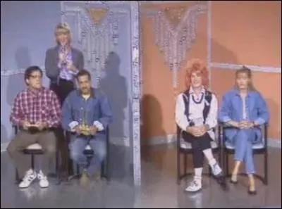 Comment s'appelait la femme qui était assise à côté de Bernard Campan dans la parodie de "Tournez ménages" des Inconnus ?