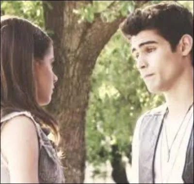 De qui Violetta est-elle tombée amoureuse en premier ?