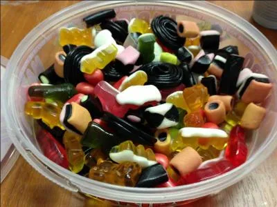 Petit voyage en France au cours duquel j'ai pensé à vous. Je vous ai apporté des bonbons, parce que les fleurs c'est périssable... Ce sont des Haribo, où suis-je allée en voyage, visiter la fabrique ?