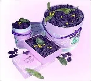 Pour ViolettaLeon22 qui fête son anniversaire aujourd'hui, et pour tous ceux qui passent par là, voici des bonbons de violettes. 
Dans quelle ville ces délicates confiseries sont-elles élaborées ?