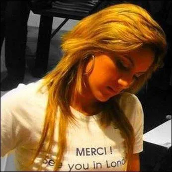 Cette jeune femme est "incontournable" (comme disent les commentateurs soit-disant sportifs) en équipe de France : efficacité, vista, coup de pied arrêté, abnégation... Elle a tout pour elle !