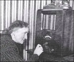 Qui s'exprime dans cet extrait :  La premire chose  faire tait de hisser les couleurs. La radio s'offrait pour cela. Ds l'aprs-midi du 17 juin, j'exposai mes intention  M.Winston Churchill. Naufrag de la dsolation sur les rivages d'Angleterre, qu'aurais-je pu faire sans son concours ?  ?