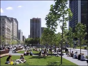 Ce « week-end », le « meeting » a eu lieu dans un « square ».