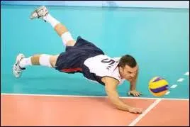 Traduisez l'ensemble : le libero, en shootant loba le goal.