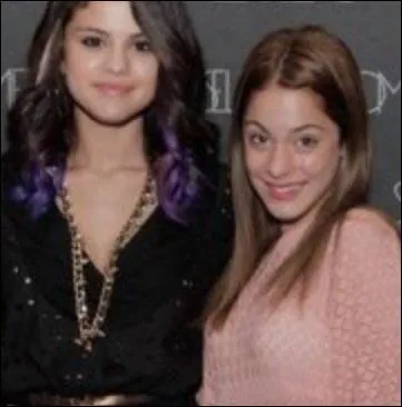 Selena Gomez rend visite au studio on beat au début de la série et Violetta s'énerve car elle est jalouse !