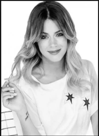 Leon fait un cadeau à Violetta en lui offrant une robe ...