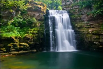 Dans quel pays le Doubs prend-il sa source ?