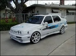 Quelle est la marque et quel est le modèle de cette voiture ?