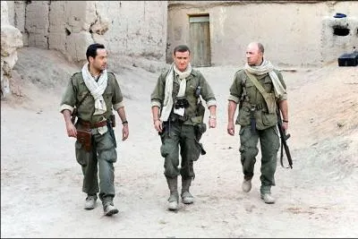 En 1960, une section de paras française part pour une mission dans le désert, mais il y a un petit problème, les adversaires auxquels ils vont être confrontés ne respectent absolument pas le code militaire, la nuit, le sable a des yeux et des oreilles !