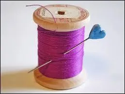 De quoi le fil utilisé dans l'industrie textile est-il l'ensemble ?