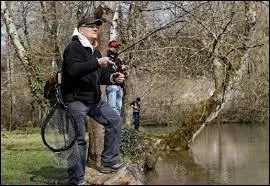 Où attache-t-on le fil de pêche ?