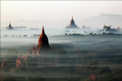 Attention où vous mettez les pieds dans ce brouillard ! Vous risquez de tomber sur un temple ; où donc ?