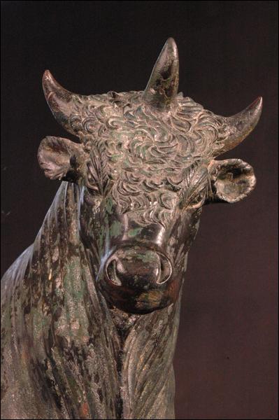À la différence d'autres taureaux adorés dans l'Antiquité, celui-ci a la particularité d'être représenté avec trois cornes. Quel peuple en est à l'origine ?
