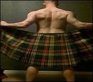 Il leur couvre le giron !