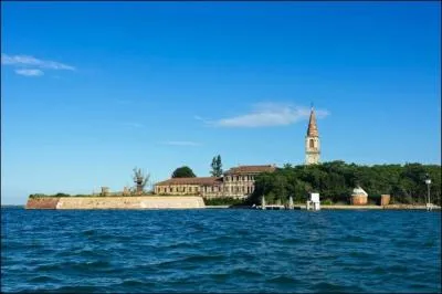 Comment surnomme-t-on l'île italienne Proveglia ?