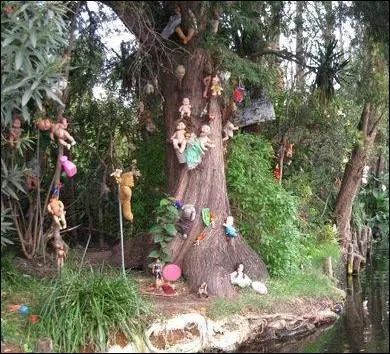 L'le de Xochimilco se trouvant au large du Mexique est recouverte de poupes. Qui a accroch toutes ces poupes ?