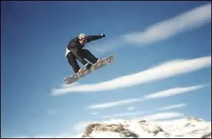 Sur les pentes enneigées, le « surf » est largement pratiquée par de nombreux jeunes.