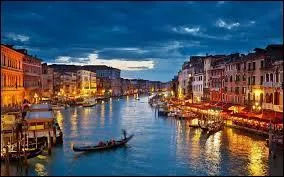 Quelle chaîne de montagnes permet à l'Italie d'être en contact physique avec le reste de l'Europe ?