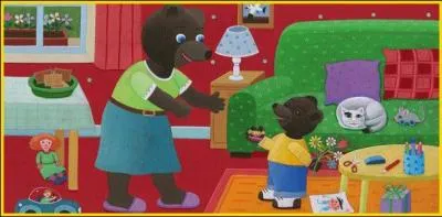 Agrandis l'image et dis-moi ce qu'on voit sur le canapé du salon ?