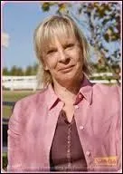 Le rôle de Mme Reg dans la saison 3 est joué par l'actrice....