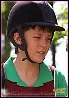 Le rôle de Phil Marsten dans la saison 3 est joué par ___________ Feltham.