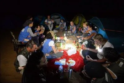 La 25e &eacute;dition du rallye A&iuml;cha des Gazelles aura &eacute;t&eacute; marqu&eacute;e par une soir&eacute;e italienne et un feu d'artifice. Qui fut invit&eacute; &agrave; concocter &agrave; nos Gazelles un superbe repas accompagn&eacute; d'une coupe de champagne ?