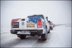 Que se passe-t-il lorsque le tout premier convoi du rallye se dirige vers le Moyen Atlas ?