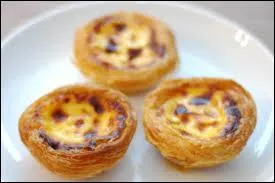 Quel nom portent ces petits flans portugais réputés pour être mangés avec un peu de cannelle ?