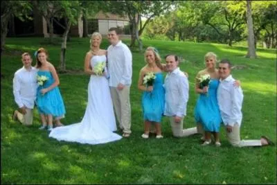 Agrandissez l'image pour mieux voir ! En réalité, ces femmes ne sont pas petites, elles sont assisses.