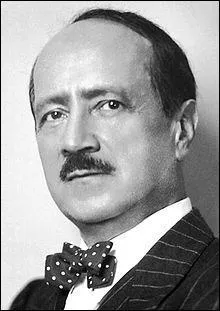 Ce poète et diplomate est né à Pointe-à-Pitre en 1887. Il est l'auteur de ''Anabase'', il obtient le prix Nobel de littérature en 1960. Il se nomme :