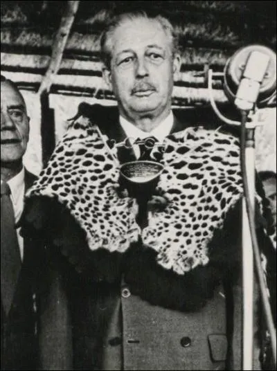 N&eacute; &agrave; Chelsea en 1894, il fut plusieurs fois ministre et devint Premier ministre britannique. Il d&eacute;c&egrave;de en 1986. Il se nomme :