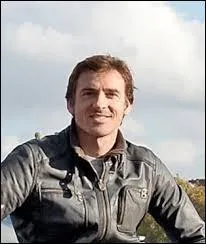 Comment s'appelle ce présentateur de "Top Gear France" ?