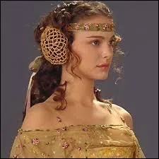 Quelle actrice incarne "Padmé" dans les trois premiers volets de la saga "Star Wars" ?