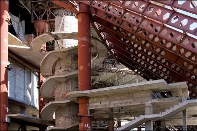 "Water Park" en Russie, n'ouvrira jamais ses portes car la construction fut abandonnée. A combien de hauteur s'élèvent ses toboggans et ses murs ?