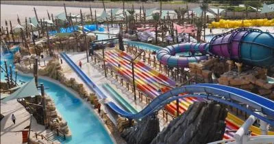 Où se trouve le parc aquatique reconnu le plus grand des Etats-Unis, le "Water World" ?