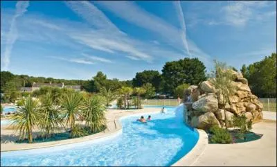 Combien y-a-t-il AU MOINS de parcs aquatiques aux Etats-Unis ?