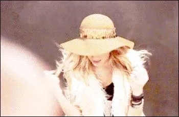 Quelle est la célébrité qui vient rendre visite à León dans la saison 3 ?