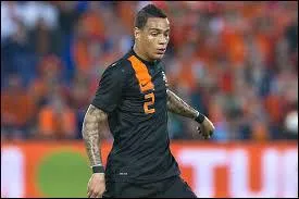 L'arrière droit néerlandais, c'est :