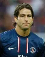 L'arrière gauche brésilien, c'est :