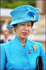 Elle divorce en 1993 du capitaine Mark Phillips.