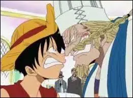 Que proposa Zeff à Luffy pour le punir d'avoir endommagé le toit de son bateau ?