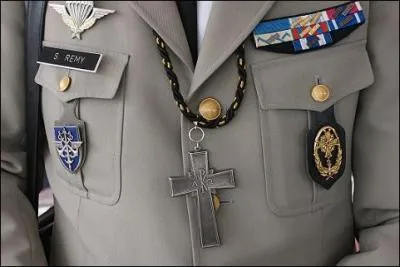 Qu'appelle-t-on un officier, respectivement, "vatala" ou "vatalo" ?