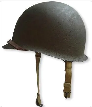 Comment est/était surnommé le casque lourd ? Une casquette en peau de ...